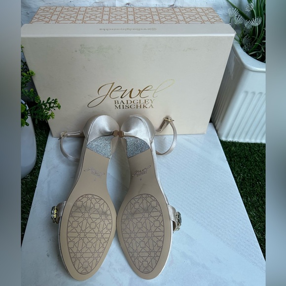 Badgley Mischka Jewel
Dash Ankle Strap Kitten
Heel women size 6 new with box - Picture 16 of 16